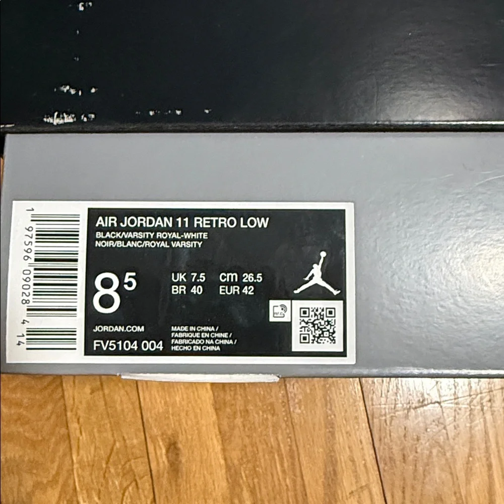 Jordan 11 Men's Black and White Low-Top Sneakers - Picture 7 of 7